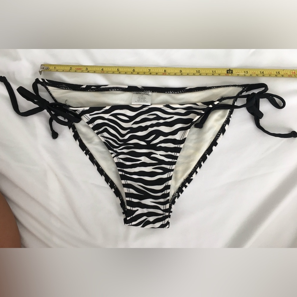 EUC vintage Wet seal black/white zebra print string bikini bottoms.